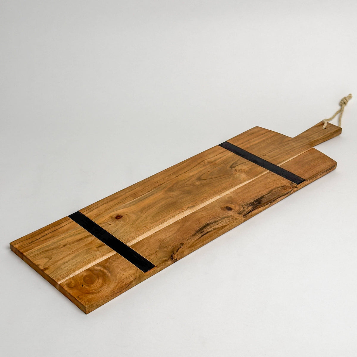 Planche en bois naturel à rayures noires