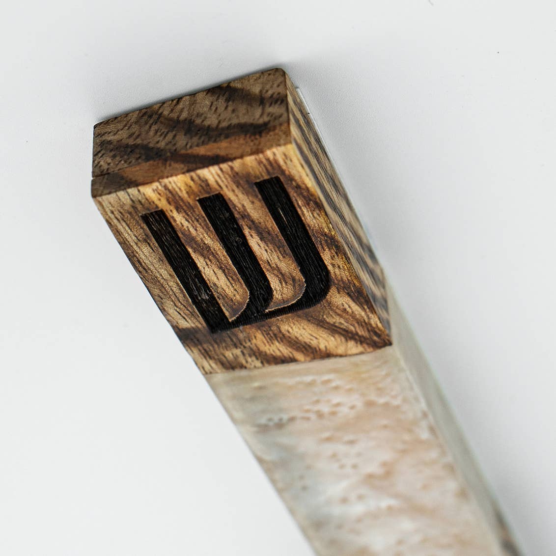 Mezouza en bois et résine blanche
