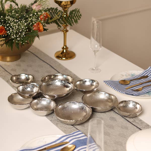 Plateau de service à 11 bols en aluminium texturé argenté