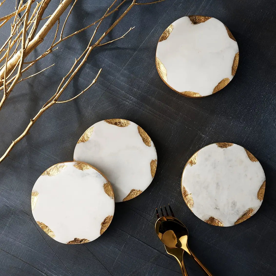 Ensemble de quatre sous-verres ronds en marbre avec bordure dorée