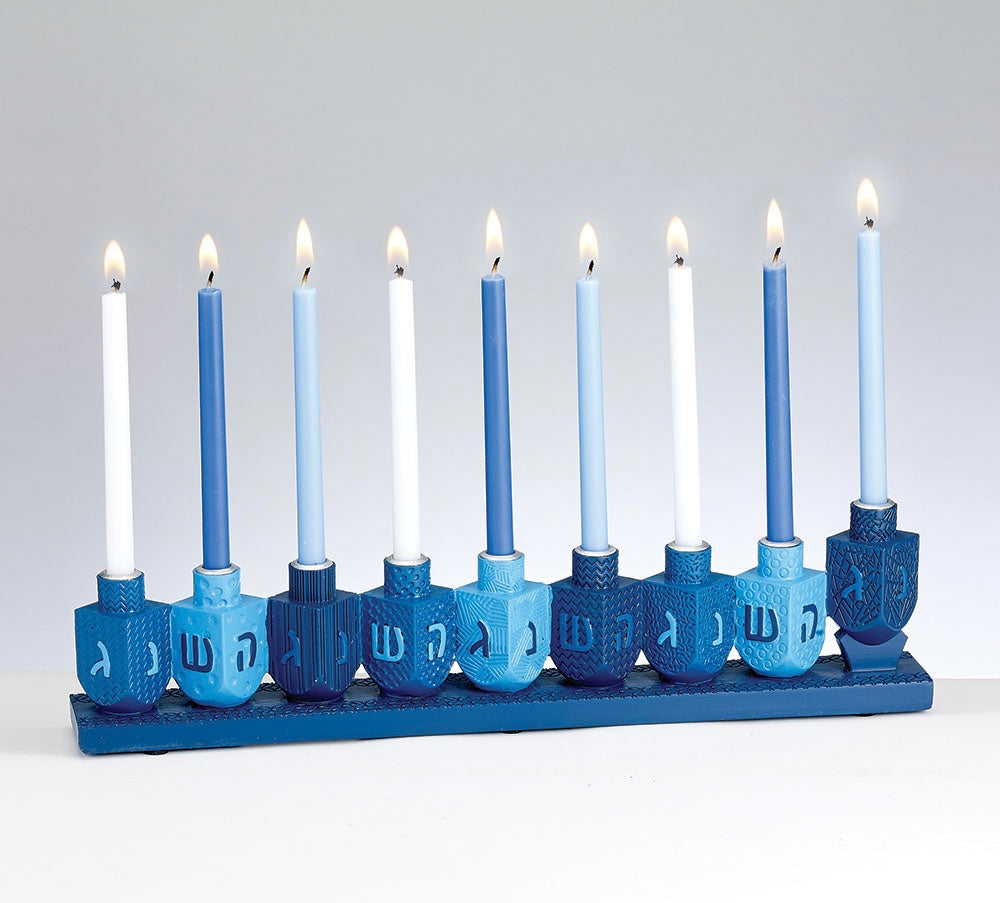 Menorah peinte à la main en forme de dreidels bleus