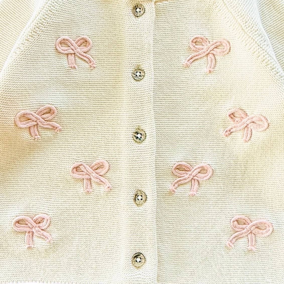 Gilet bébé en maille avec nœud papillon et boutons (bio)
