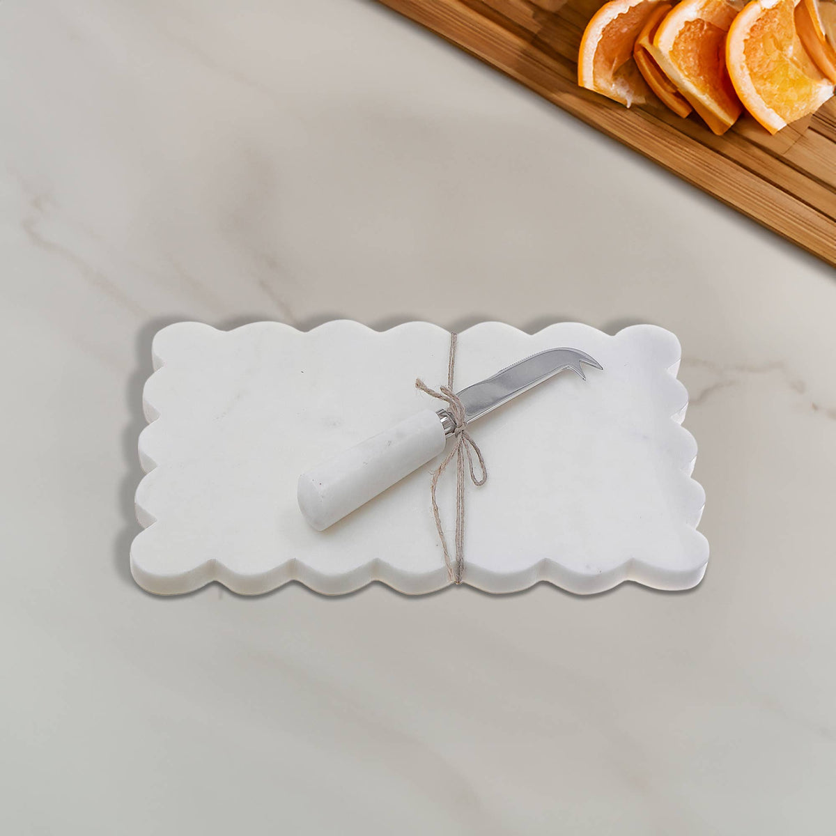 Planche à fromage rectangulaire blanche festonnée en marbre avec tartineur