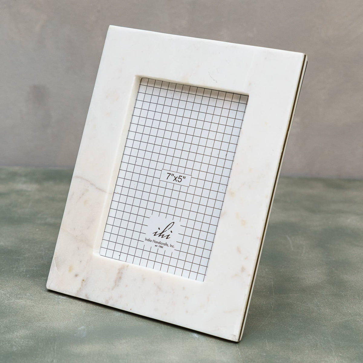 Cadre photo en marbre blanc avec bordure en laiton 5x7