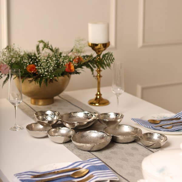 Plateau de service à 11 bols en aluminium texturé argenté