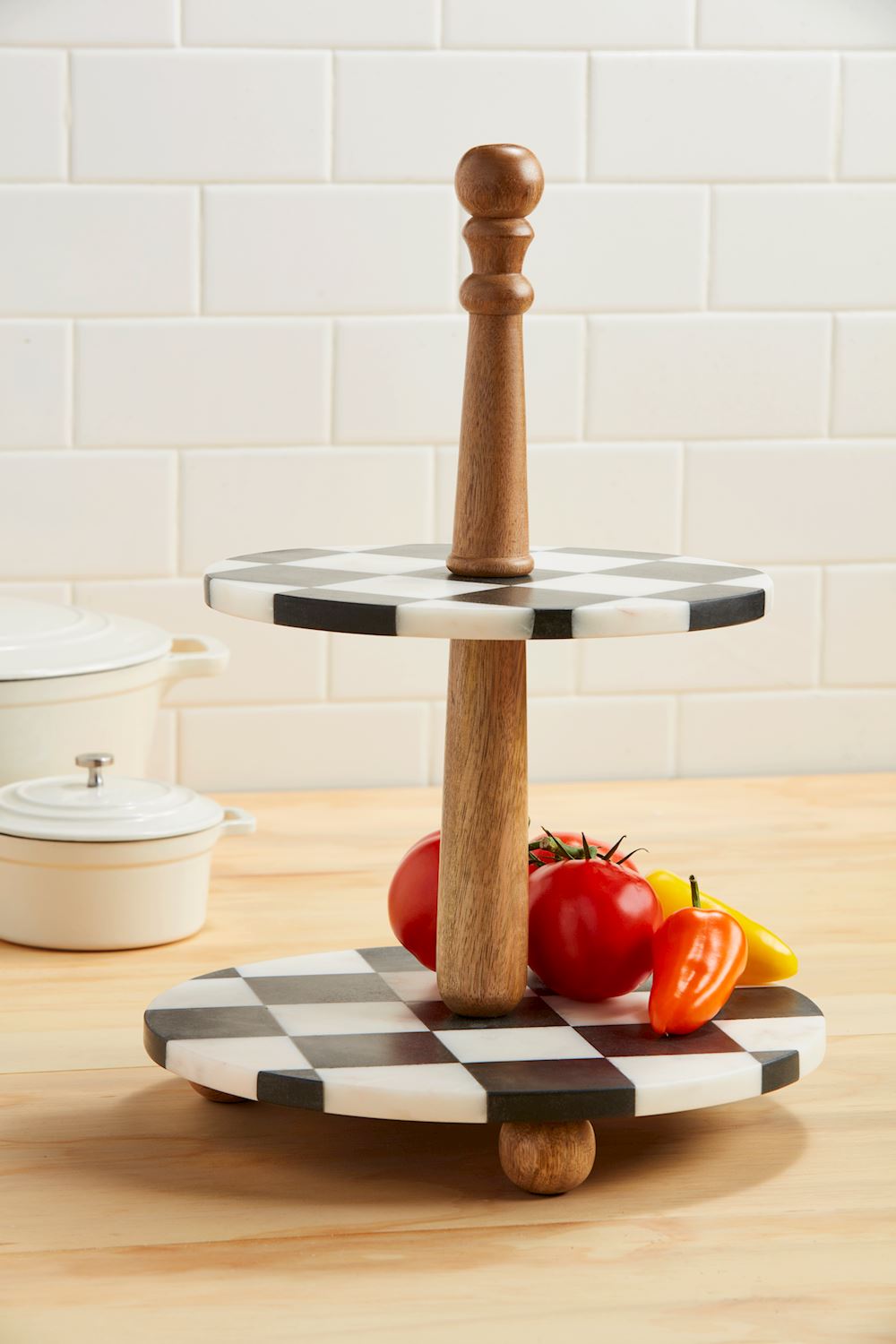 Assiette à gâteau à étages à carreaux noirs et blancs 