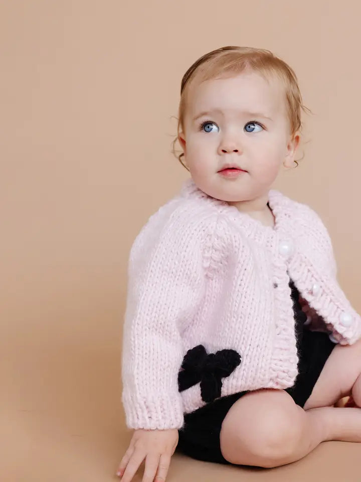 Cardigan rose et noir avec nœud pour bébé