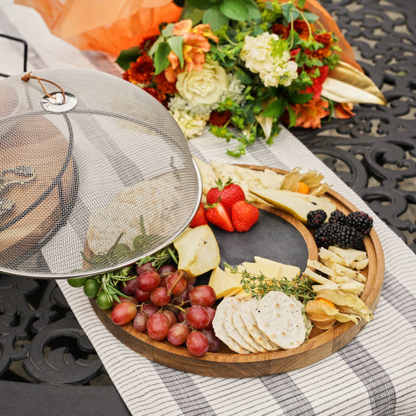 Plateau à fromages en acacia avec dôme en maille