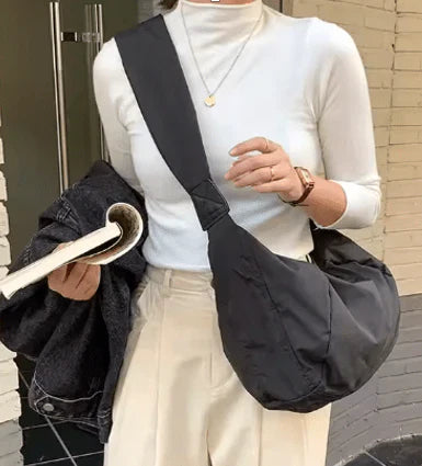 Sac bandoulière en nylon hobo Crescent - noir