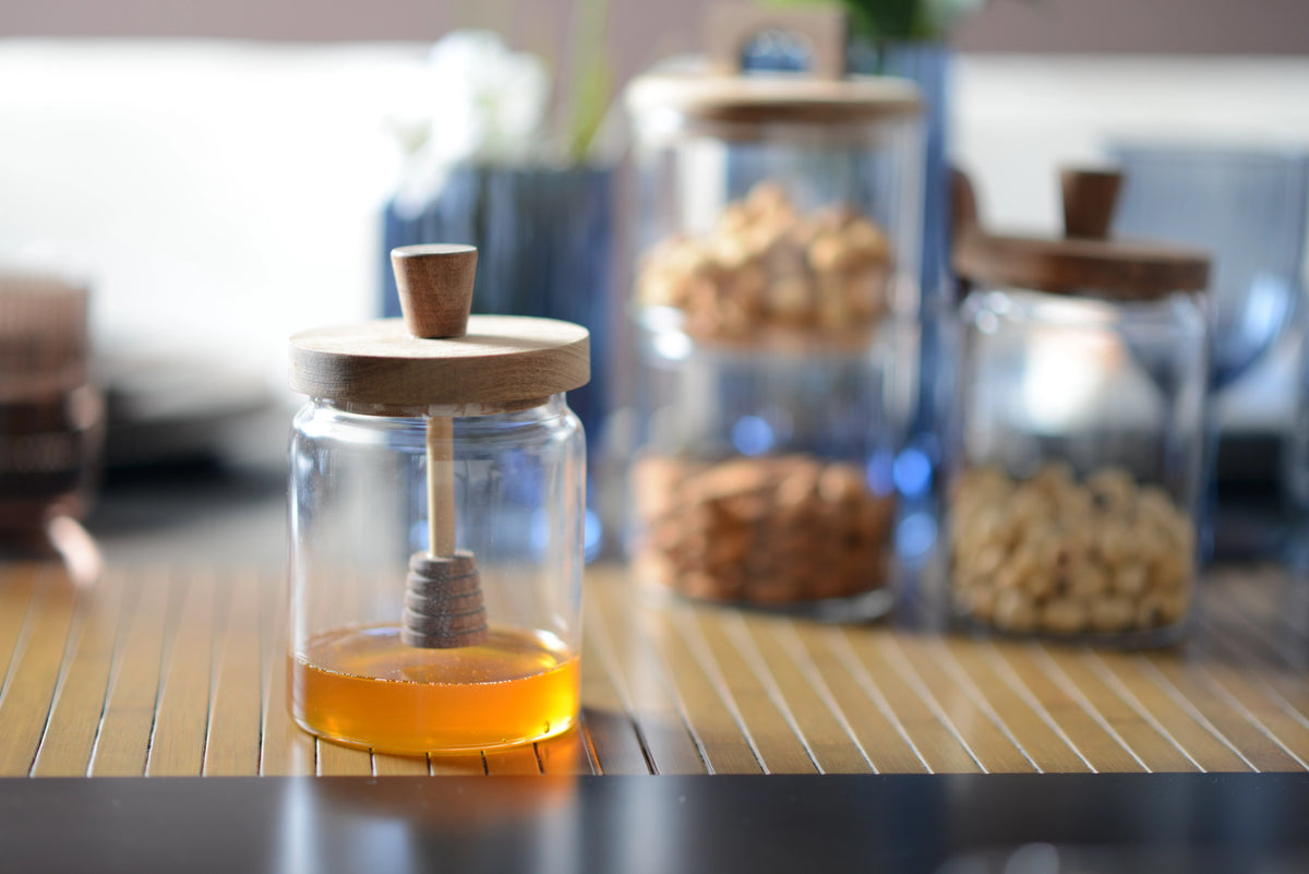 Pot à miel en verre avec couvercle en bois