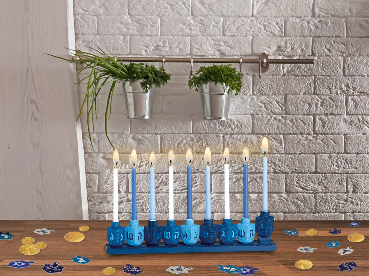 Menorah peinte à la main en forme de dreidels bleus