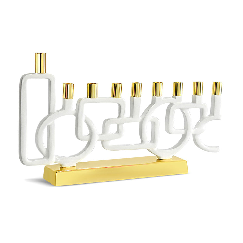 Menorah en émail blanc avec des formes en laiton brillant