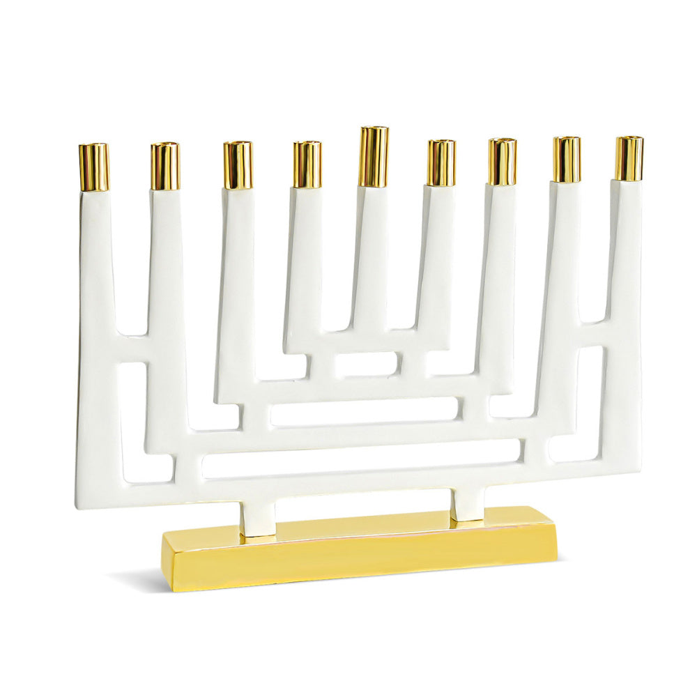 Menorah en émail blanc avec labyrinthe en laiton brillant