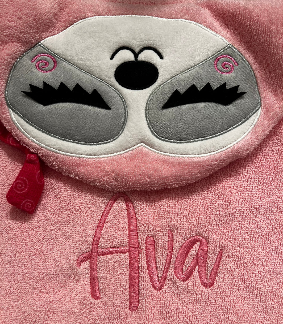 Serviette de bain à capuche en tissu éponge pelucheux personnalisée pour enfants - Sadie Sloth 2Y+