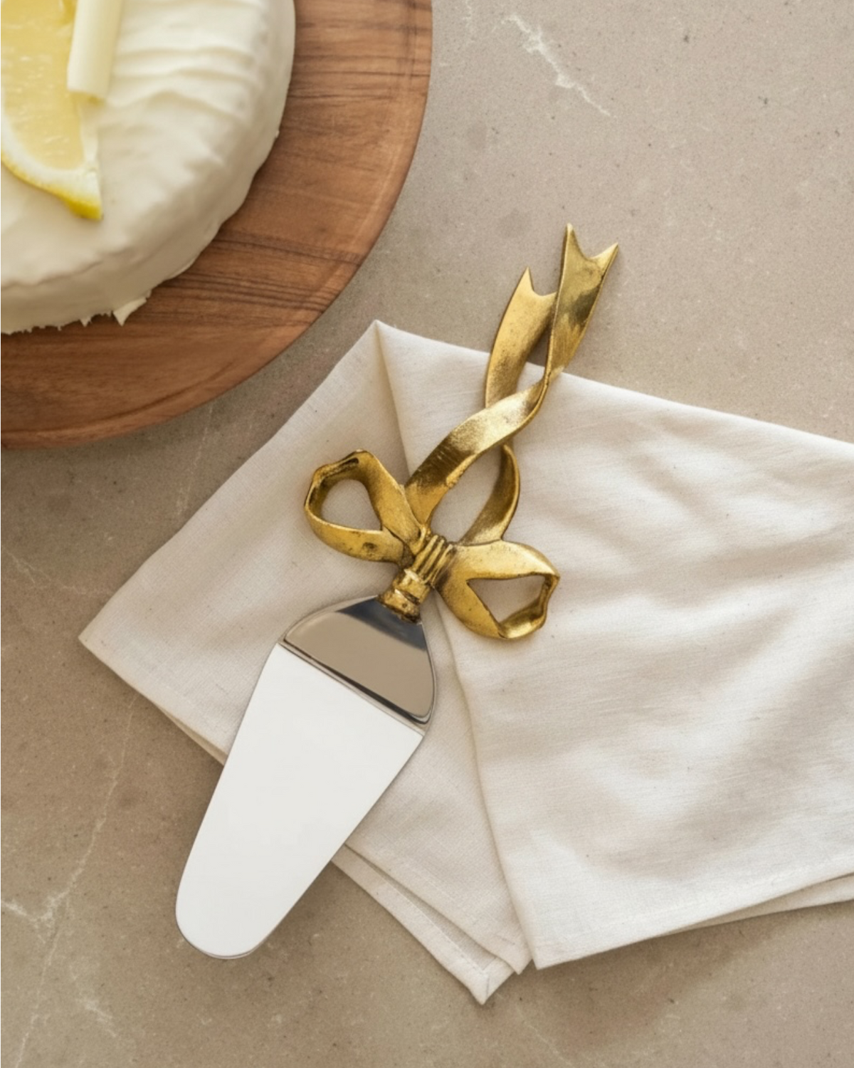 Ribbon handle cake server