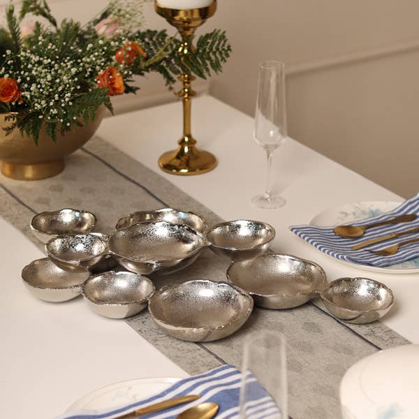 Plateau de service à 11 bols en aluminium texturé argenté