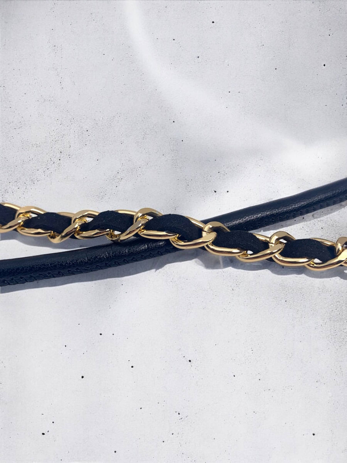 long phone chain-black