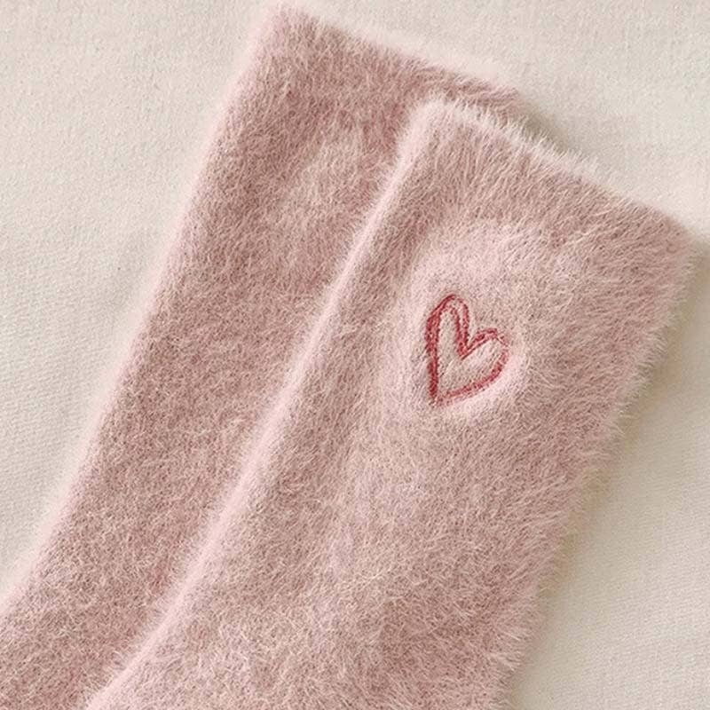 Chaussettes en peluche douce brodées de cœurs