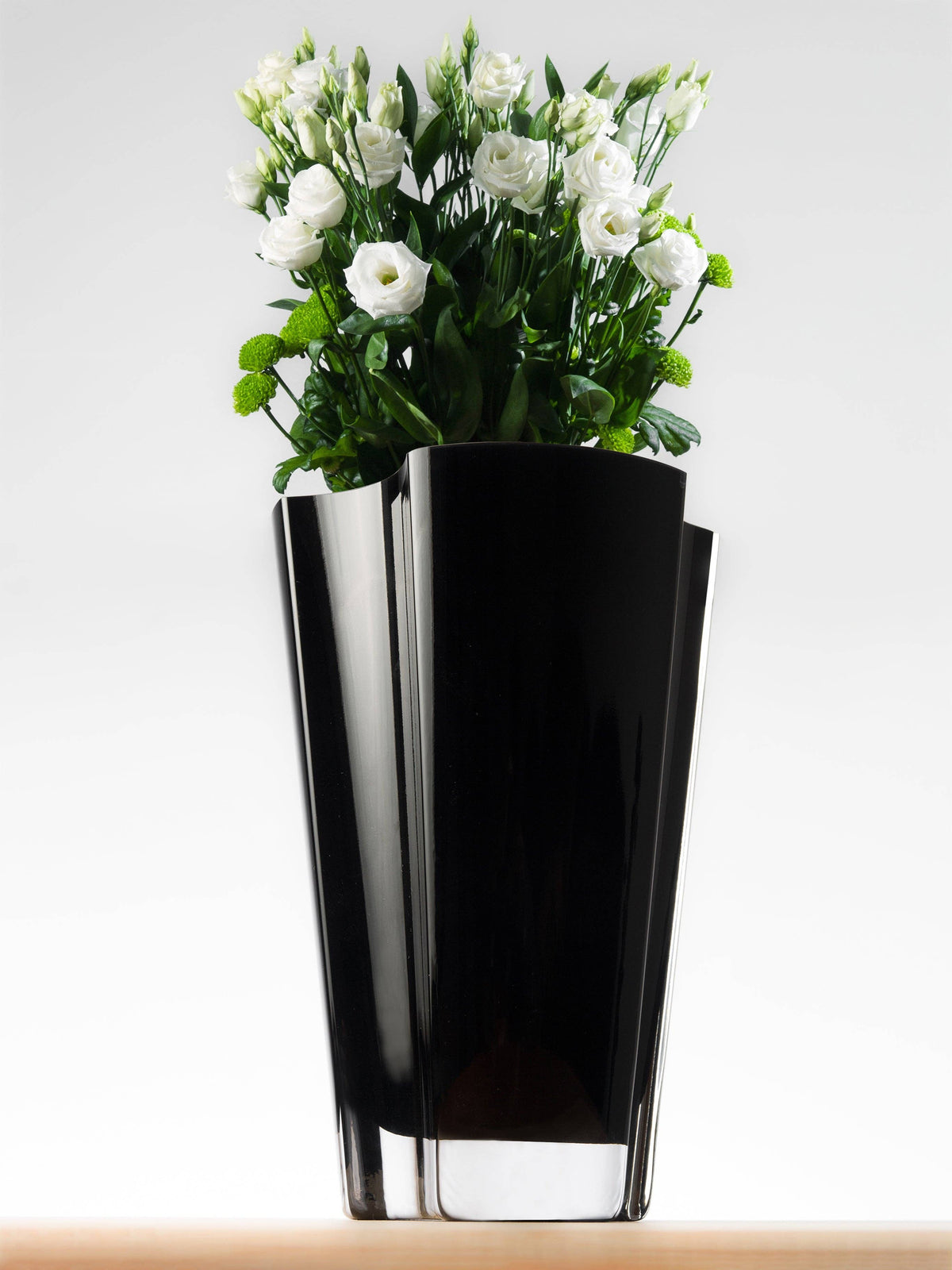 Vase ondulé en verre noir